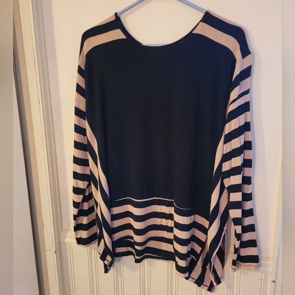 Black flowy blouse - Picture 1 of 2